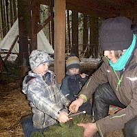 Bei so fleißigen Helfern ist der Adventskranz bald fertig.