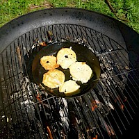 Leckere Apfelkücherl braten in der Pfanne.