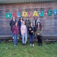 Der neue Elternbeirat, bestehend aus Karin Finsterer, Susanne Seeanner, Nicole Ruhland, Maria Morfidou (vorne), Julia Gillhuber, Annabell Petermaier, Sabine Oberpriller und Kindergartenleitung Claudia Sandmeyer (hinten) freuen sich auf eine gute Zusammenarbeit im Waldkindergarten.