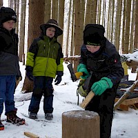 Noch ein bisserl Kleinholz hacken für's Lagerfeuer.