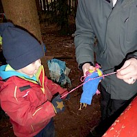 Gemeinsam werden Ohren und Augen festgenäht.