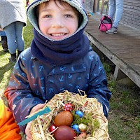 Der Osterhase war da und hat am Häusl die Nester versteckt.